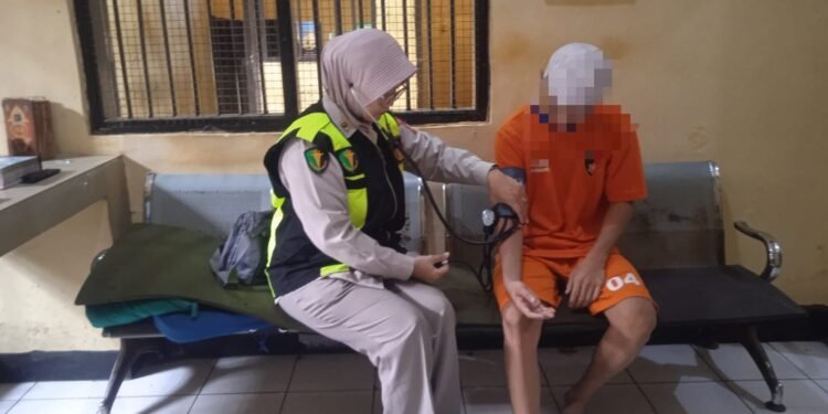 Pastikan Kesehatan Tahanan, Polres Purwakarta Lakukan Pengecekan Rutin