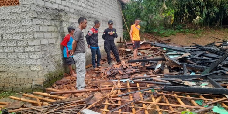 Si Jago Merah Melalap Rumah Warga Desa Sukamulya Subang