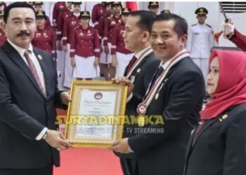 Bupati Karawang Aef Saefullah Dapat Penghargaan Lencana Kartika Praja Muda Dari IPDN