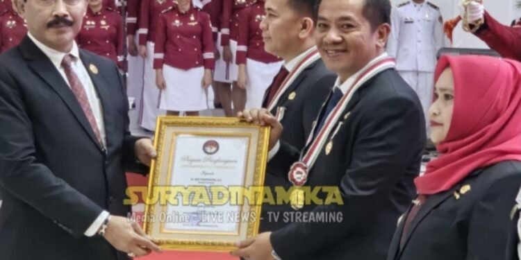 Bupati Karawang Aef Saefullah Dapat Penghargaan Lencana Kartika Praja Muda Dari IPDN