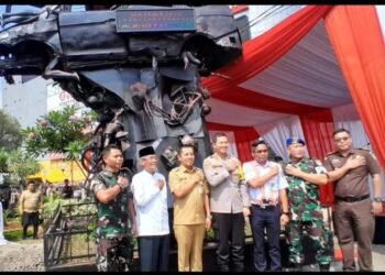 Kapolres Bareng Bupati Karawang Resmikan Monumen Peringatan Kecelakaan Terobos Pintu  Kereta Api