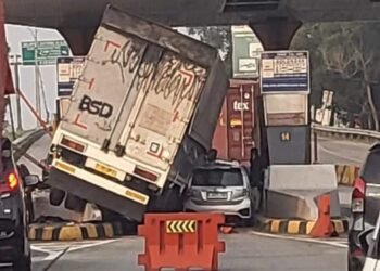 Tiga Mobil Tabrakan Di Gerbang Tol  Karawang Barat Dua