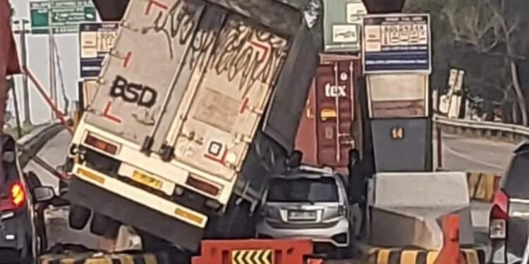 Tiga Mobil Tabrakan Di Gerbang Tol  Karawang Barat Dua