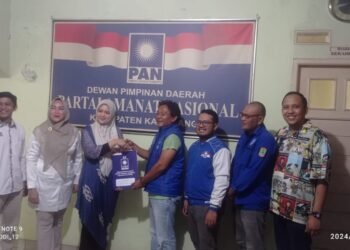 Serahkan Berkas  Pendaftaran Calon Bupati Karawang   Gina Fadila Swara Minta Dukungan PAN