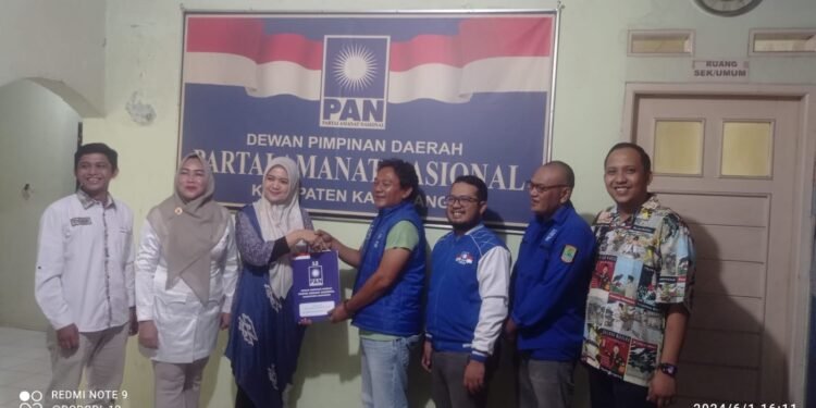 Serahkan Berkas  Pendaftaran Calon Bupati Karawang   Gina Fadila Swara Minta Dukungan PAN