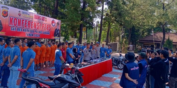 Jajaran Reserse Narkoba Polres Subang Bekuk Belasan Tersangka Sekaligus Gerebek  Penyedia Farmasi