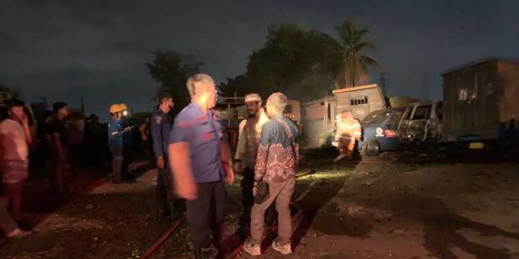 Gudang Ban Bekas Hangus  DiLalap Api 4 Mobil Terbakar Kesigapan Damkar Api Tidak Merambat  Ke Rumah Penduduk