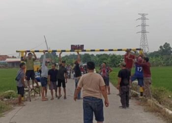 Sering Macet. Warga Sukamaju Teluk Jambe Timur  Minta PUPR  Lakukan Pelebaran Jalan