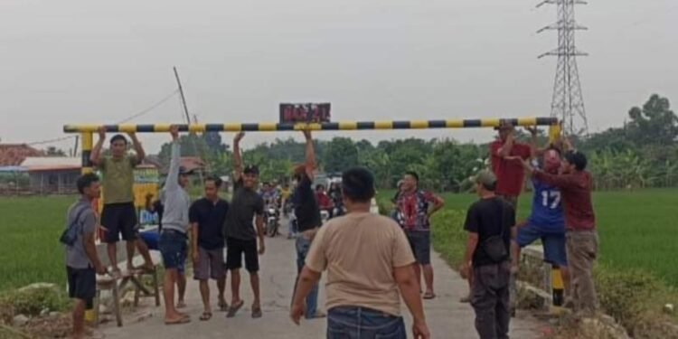 Sering Macet. Warga Sukamaju Teluk Jambe Timur  Minta PUPR  Lakukan Pelebaran Jalan
