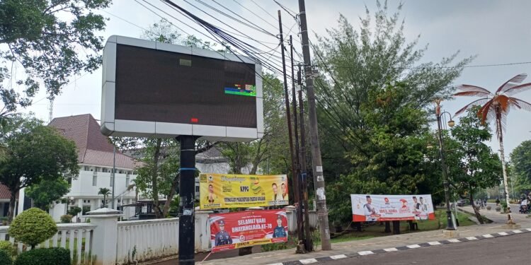 Bupati Harus Tegur Kabag Umun Dan Diskominfo Kondisi Vidiotrone Depan Pemkab Karawang  Kurang Estetika