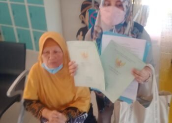 Seorang IBu Teriak Histeris Tanahnya  Digugat  PT BAS  Di Pengadilan Negeri Karawang