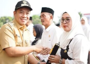 Bupati Aep Syaepuloh Serahkan 2218 SK Perpangan BPD  297 Desa Se Kabupaten Karawang