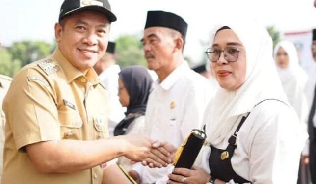 Bupati Aep Syaepuloh Serahkan 2218 SK Perpangan BPD  297 Desa Se Kabupaten Karawang