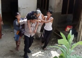 Bhabinkamtibmas Polsek Sukasari Polres Purwakarta Sigap  Gendong Lansia Sakit Berobat