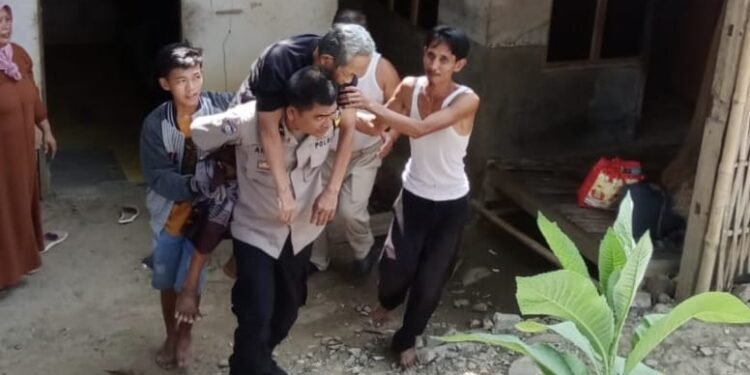 Bhabinkamtibmas Polsek Sukasari Polres Purwakarta Sigap  Gendong Lansia Sakit Berobat