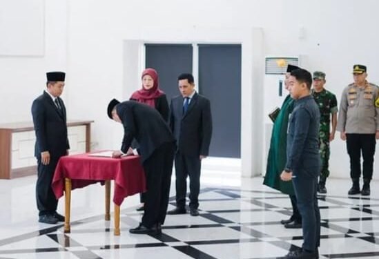 Bupati Aep Syaepuloh Resmi Melantik Aang Rahmatullah Jadi Sekda Karawang