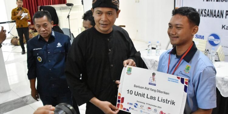 Kurangi Pengangguran Bupati Karawang  Aep Syaepuloh Serahkan Alat Kerja Enterpeneur Usaha Berbasis Masyarakat