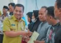 Bupati Karawang Aep Syaepuloh Bareng BPN Serahkan Ratusan Sertifikat PTSL Kepada Masyarakat Karawang