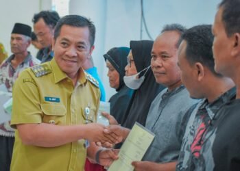 Bupati Karawang Aep Syaepuloh Bareng BPN Serahkan Ratusan Sertifikat PTSL Kepada Masyarakat Karawang
