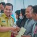 Bupati Karawang Aep Syaepuloh Bareng BPN Serahkan Ratusan Sertifikat PTSL Kepada Masyarakat Karawang