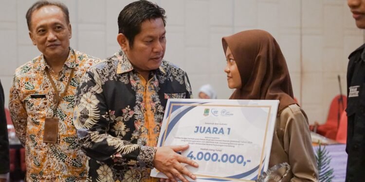 Pjs Bupati Karawang Bareng Kepala Bappeda Buka Seminar Expo Riset dan Inovasi