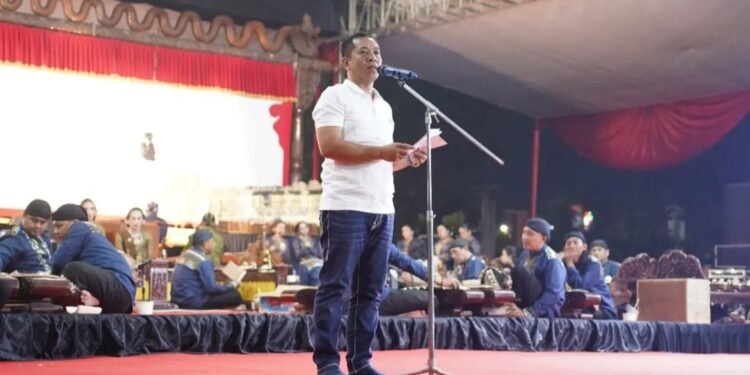 Rangkain HUT Karawang 391 Bupati H Aep Syaepuloh Fasilitasi 3 Dalang Wayang Kulit Pentas di Lapangan Al Azhar  Galuh Mas