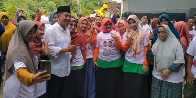 Kunjungi At Taubah ,Calon Bupati Karawang No 2 Aep Syaepuloh Di Sambut  Para Tokoh dan  Warga