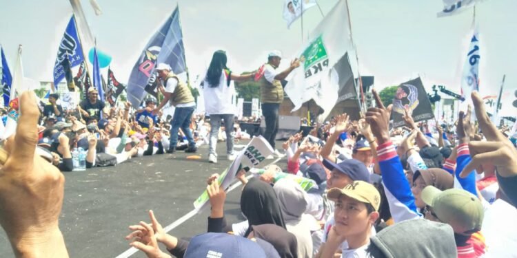 Kampanye Akbar  Paslon No 2 Aep -Maslani ,Ratusan Ribu Massa Tumplek Di Lapangan Al Azhar Galuh Mas Karawang