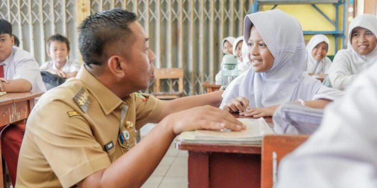 Bupati Karawang Aep Syaepuloh Bareng Sekda  Uji Coba Program Makan Gizi  Gratis Nasional Bagi Murid  Sekolah Dasar