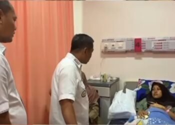 Bupati Aep Bareng Sekda  Jenguk Seorang Ibu Melahirkan Empat Bayi di RSUD Karawang