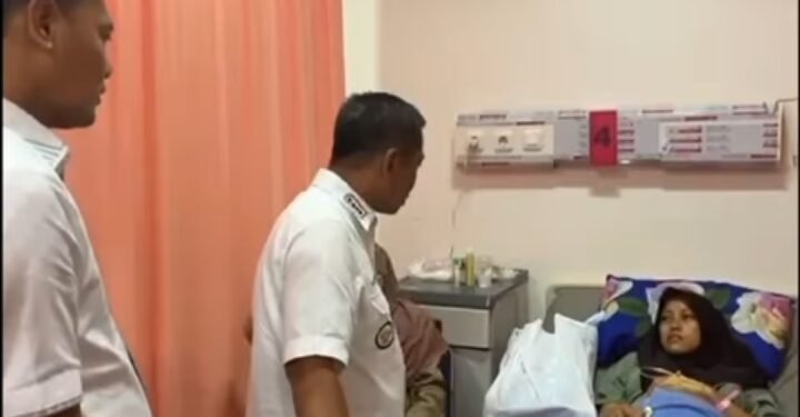 Bupati Aep Bareng Sekda  Jenguk Seorang Ibu Melahirkan Empat Bayi di RSUD Karawang
