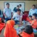 Dukung Program Nasional Bupati Aep Kambali Lakukan Simulasi Makan Gratis Bergizi di SDN Dawuan Tengah I Cikampek