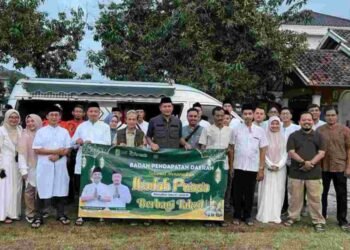Sekda Pemkab Karawang Bareng Bapenda Bagikan Takjil Kepada Warga Terdampak Banjir Desa Kalangligar