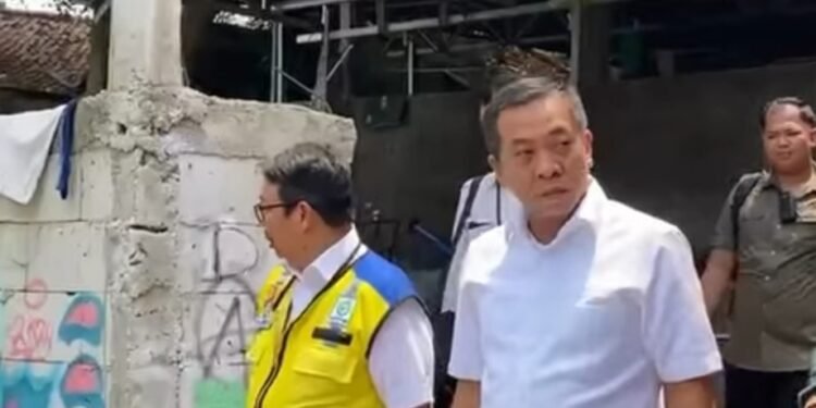 Bupati Karawang Bersama BBWS Jabar Tinjau Jalan Amblas Dusun Kaum Sekaligus Inspeksi Kondisi Bantaran Sungai Citarum