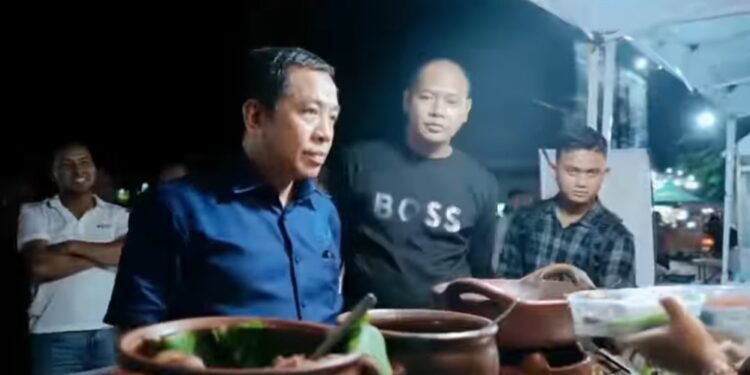 Bupati Karawang Bagikan Takjil Sekaligus Buka Puasa Nikmati Produk UMKM Kuliner Malam Eiungsutong