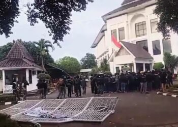 Demo Penolakan UU TNI Ricuh  Gedung DPRD Karawang Dirusak Polisi Dilempari Batu
