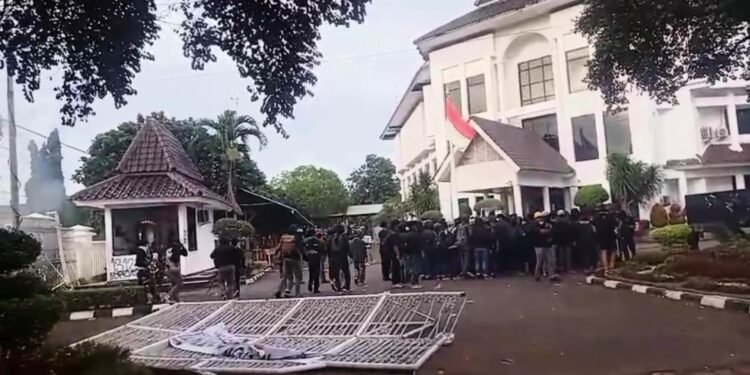 Demo Penolakan UU TNI Ricuh  Gedung DPRD Karawang Dirusak Polisi Dilempari Batu