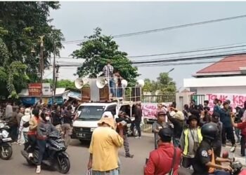 Ratusan Wartawan dan Mahasiswa Gelar Aksi Demo Minta Pengadilan Negeri Karawang Gunakan UU Pokok Pers  Terhadap Yusup Saputra