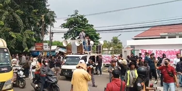 Ratusan Wartawan dan Mahasiswa Gelar Aksi Demo Minta Pengadilan Negeri Karawang Gunakan UU Pokok Pers  Terhadap Yusup Saputra