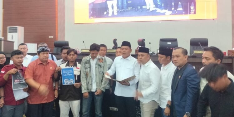 Usai Rapat Paripurna DPRD Karawang Jawab Enam Poin Tuntutan Aspirasi  Demonstran