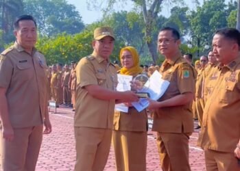 Bupati Aep Berikan  Penghargaan Juara Lomba Desa  Sri Baduga Kepada Kepala Desa Mulyasejati