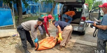Piket Pamapta Polres Karawang Evakuasi Mayat di Perum Griya Indah Ciampel