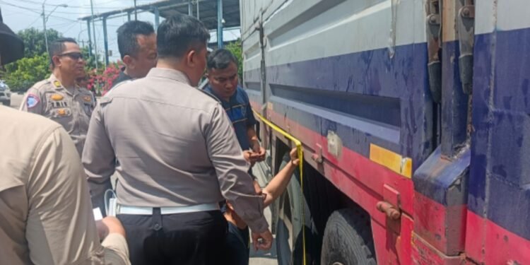 Kecelakaan di Lampu Merah Dauan Cikampek Polisi Periksa Sopir Truk Wing Box Sekaligus Ramcek Kendaraan