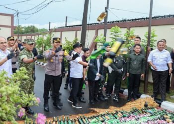 Jelang Ahir Tahun 2025  Polres Karawang  Musnahkan 5.226 Botol Miras dan 305 Unit Knalpot Brong