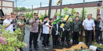 Jelang Ahir Tahun 2025  Polres Karawang  Musnahkan 5.226 Botol Miras dan 305 Unit Knalpot Brong