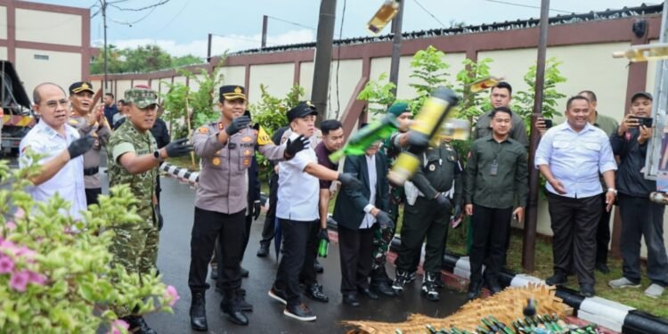 Jelang Ahir Tahun 2025  Polres Karawang  Musnahkan 5.226 Botol Miras dan 305 Unit Knalpot Brong
