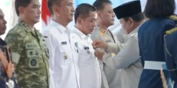 Presiden Prabowo Panen Raya di Karawang Sekaligus Anugrahkan Penghargaan Kepada Bupati Aep Syaepuloh