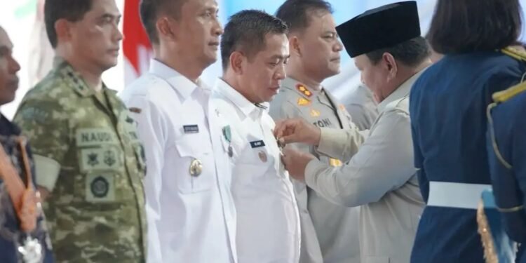 Presiden Prabowo Panen Raya di Karawang Sekaligus Anugrahkan Penghargaan Kepada Bupati Aep Syaepuloh