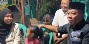 Kunjungi Rumah Korban Bupati Karawang akan membantu biaya pendidikan korban tertimpa kontainer