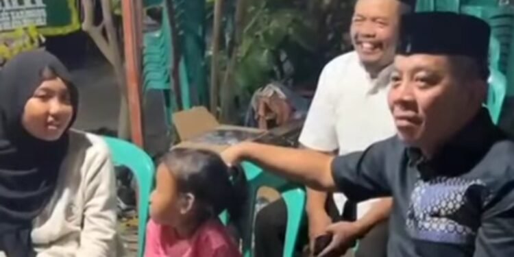 Kunjungi Rumah Korban Bupati Karawang akan membantu biaya pendidikan korban tertimpa kontainer